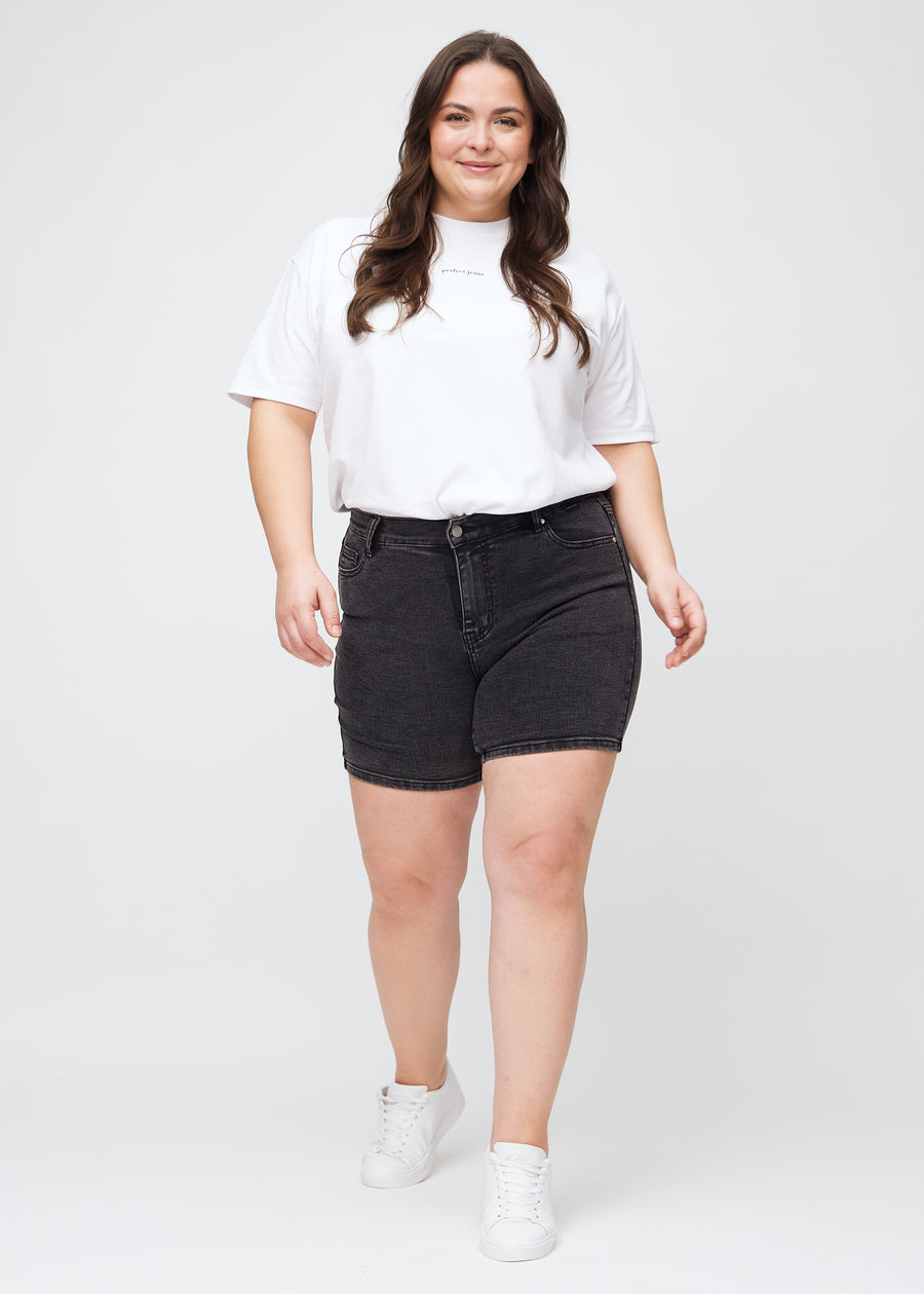Fullt bilde av en plus-size-modell i mørkegrå denim skinny short shorts.