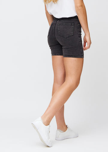 Mørkegrå denim skinny short shorts sett bakfra, så man kan se hele produktet.