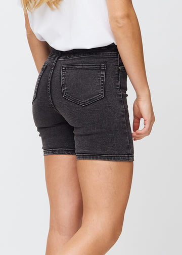 Mørkegrå denim skinny short shorts sett bakfra på nært hold for å vise detaljer.