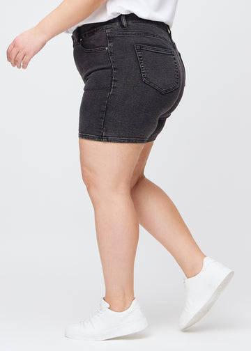 Mørkegrå denim skinny short shorts sett fra siden på en plus-size-modell.