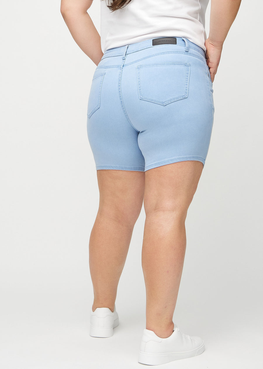 Lyseblå skinny short shorts sett bakfra på en plus-size-modell, så man kan se hele produktet.