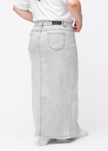Langt lysegrått denimskjørt til kvinner i fargen Ashes. Sett bakfra på en plus size-modell, slik at hele lengden på skjørtet vises.