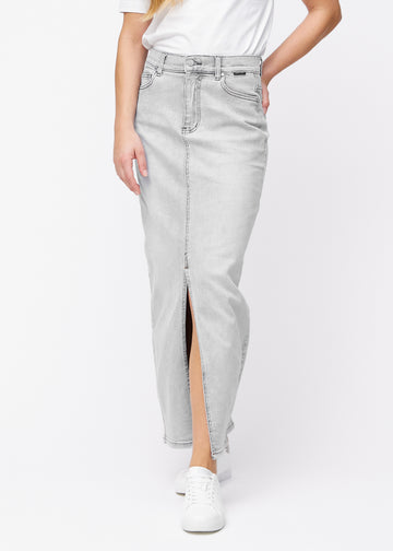 Langt lysegrått denimskjørt til kvinner i fargen Ashes. Sett forfra på en modell, med rett fall fra hoftene og en splitt foran som starter rett under kneet.