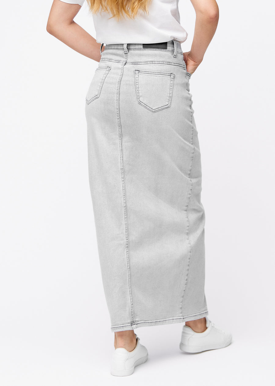 Langt lysegrått denimskjørt til kvinner i fargen Ashes. Sett bakfra på en modell, slik at hele lengden på skjørtet vises.