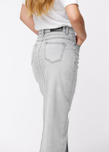 Langt lysegrått denimskjørt til kvinner i fargen Ashes. Nærbilde bakfra på en modell som viser passform og detaljer.