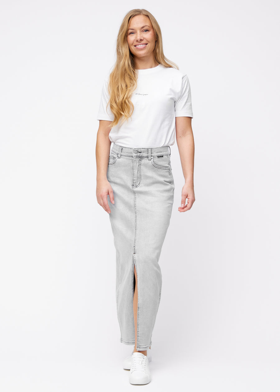 Langt lysegrått denimskjørt til kvinner i fargen Ashes. Helhetsbilde av en modell med skjørtet og splitten foran.