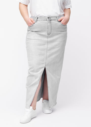 Langt lysegrått denimskjørt til kvinner i fargen Ashes. Sett forfra på en plus size-modell, med rett fall fra hoftene og en splitt foran som starter rett under kneet.