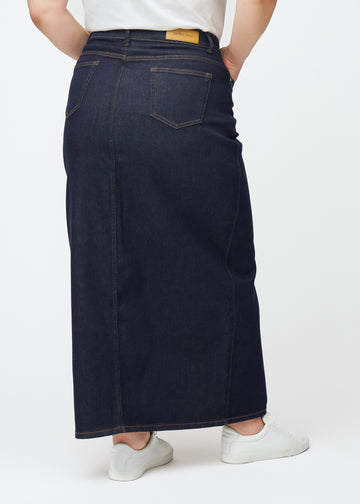 Langt dyp mørkeblått denimskjørt til dame i fargen Midnights sett bakfra på plus-size modell, slik at hele lengden vises.