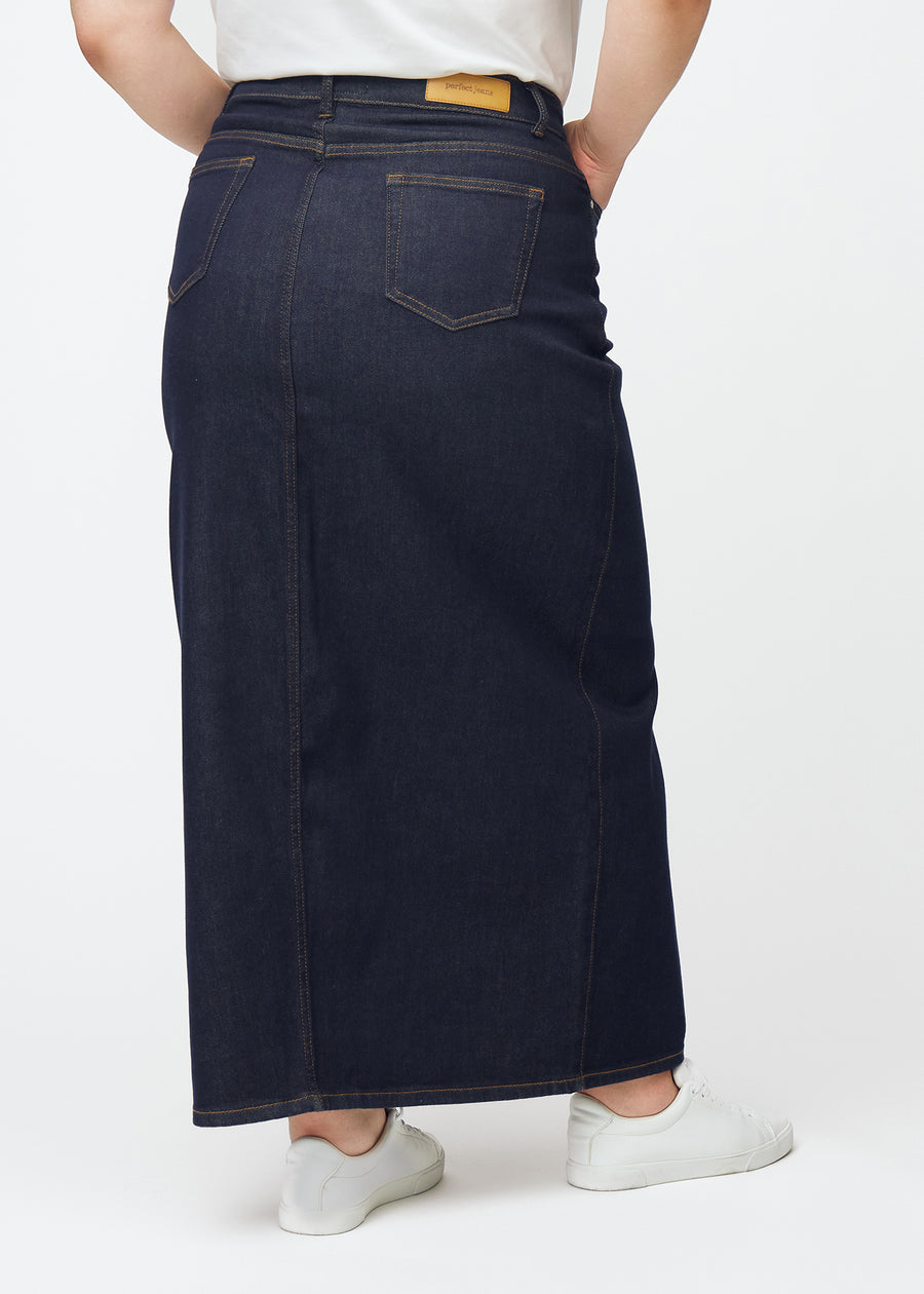 Langt dyp mørkeblått denimskjørt til dame i fargen Midnights sett bakfra på plus-size modell, slik at hele lengden vises.