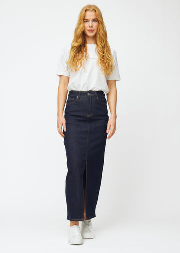 Helbilde av modell i langt dyp mørkeblått denimskjørt til dame i fargen Midnights med splitt foran.