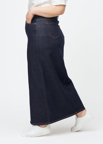 Langt dyp mørkeblått denimskjørt til dame i fargen Midnights sett fra siden på plus-size modell, med synlig splitt foran.