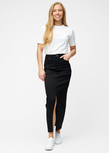 Fuldt billede af model i lang, sort jeansnederdel i farven Ravens med regulær pasform og slids foran.