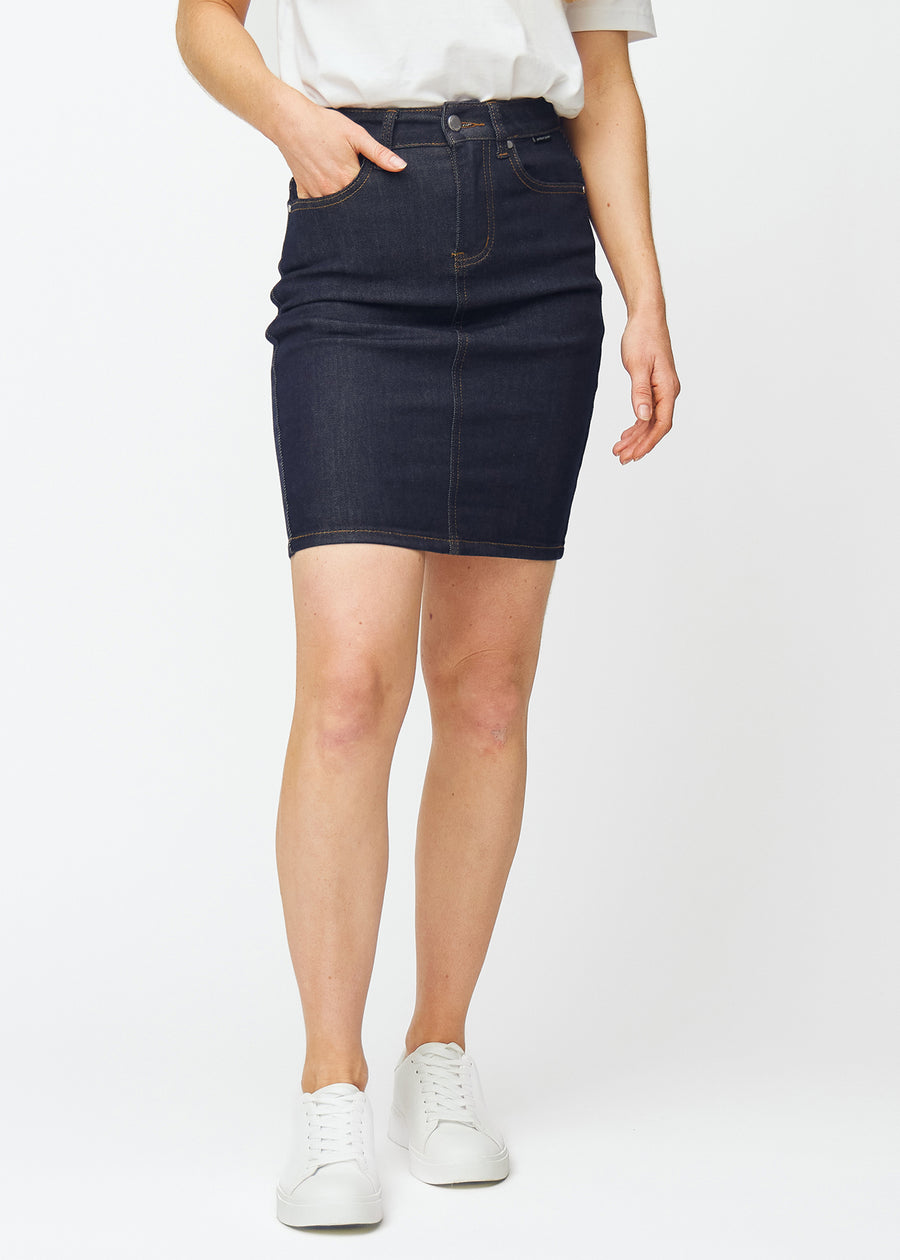 Dyp mørkeblå denimskjørt til dame i fargen Midnights med tettsittende passform og lengde rett over kneet, sett forfra.
