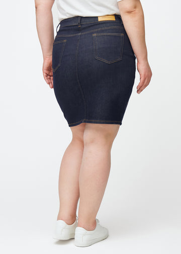 Dyp mørkeblå denimskjørt til dame i fargen Midnights sett bakfra på plus-size modell.