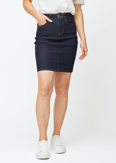 Dyp mørkeblå denimskjørt til dame i fargen Midnights med tettsittende passform og lengde rett over kneet, sett forfra.