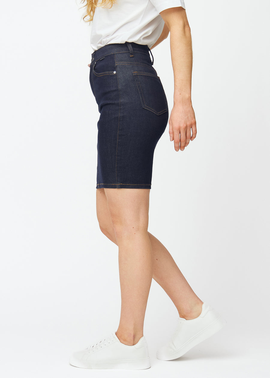 Dyp mørkeblå denimskjørt til dame i fargen Midnights sett fra siden på modell.