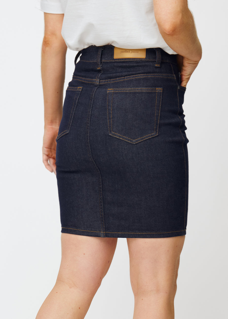 Dyp mørkeblå denimskjørt til dame i fargen Midnights sett bakfra i nærbilde for å vise passform og detaljer.