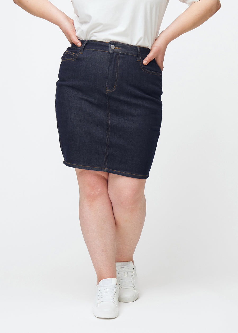 Dyp mørkeblå denimskjørt til dame i fargen Midnights sett forfra på plus-size modell.