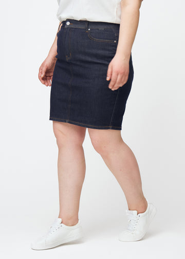 Dyp mørkeblå denimskjørt til dame i fargen Midnights sett fra siden på plus-size modell.