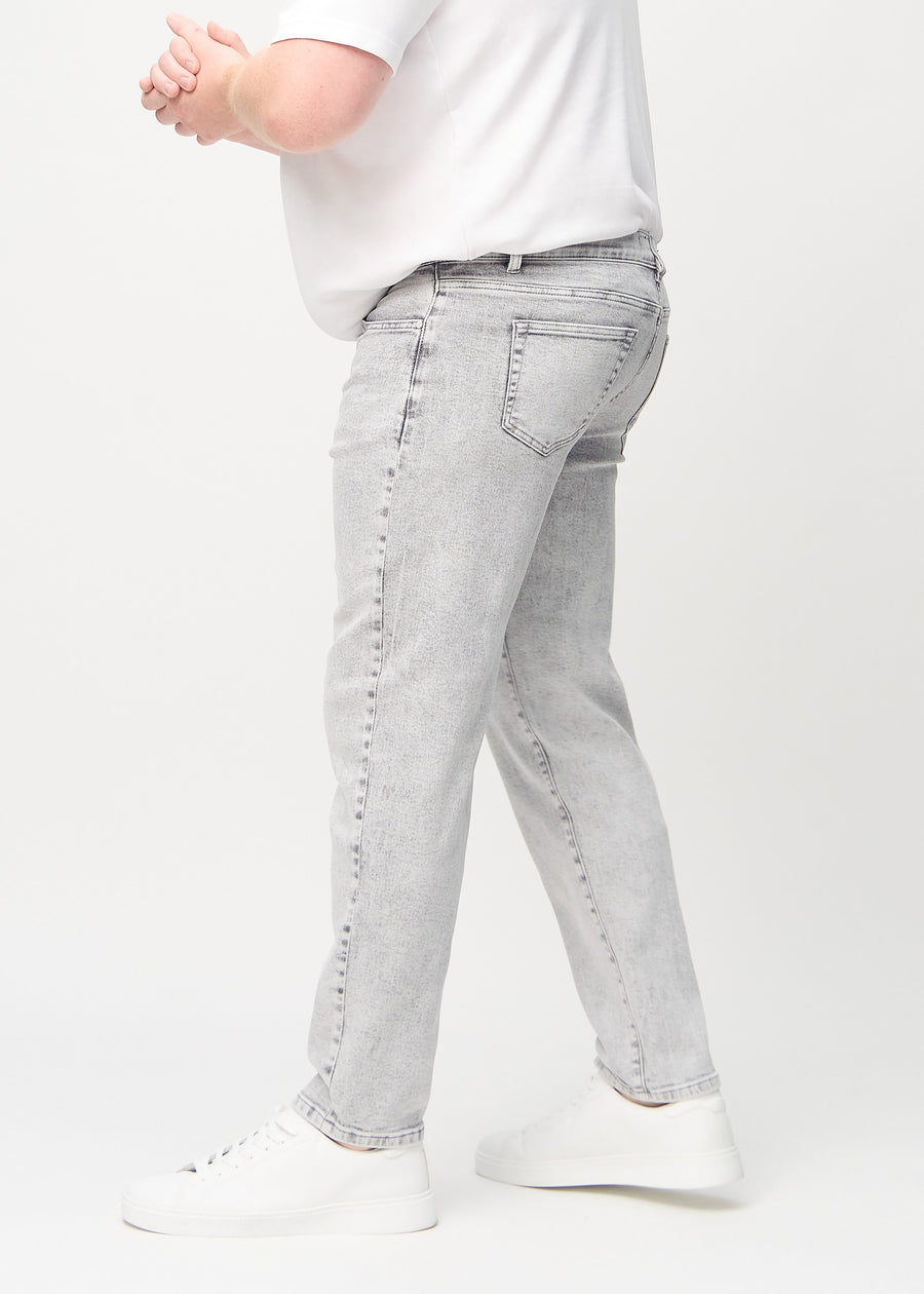 Lys grå denim regular jeans sett fra siden på en plus-size-modell.