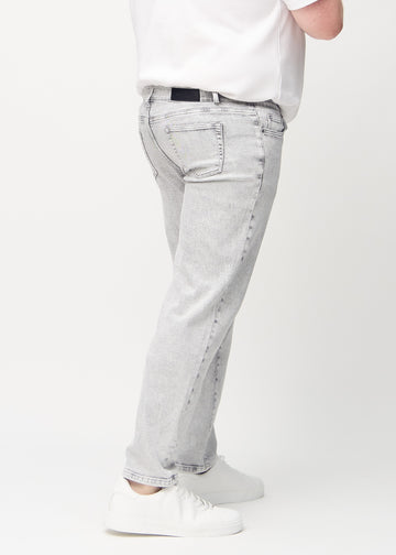 Lys grå denim regular jeans sett bakfra på en plus-size-modell, slik at man kan se hele produktet.