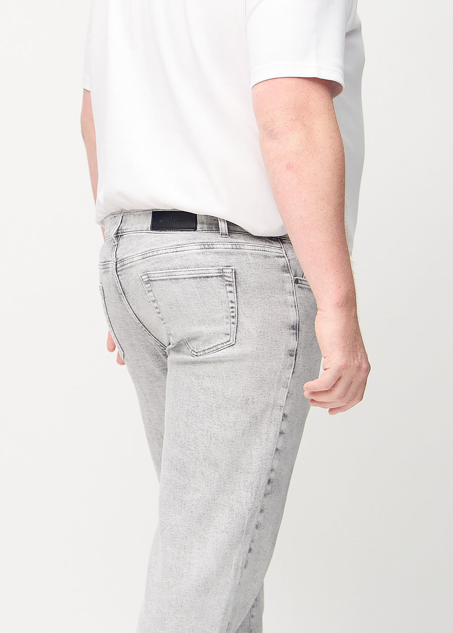 Lys grå denim regular jeans sett bakfra på nært hold på en plus-size-modell for å vise detaljer.