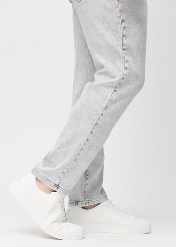 Anklene på en plus-size-modell, slik at man kan se hvor løst jeansene sitter.