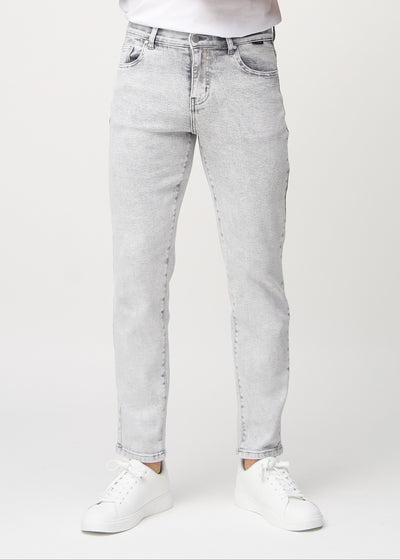 Lys grå denim regular jeans, modellnavn Ashes, som går rett ned langs benet, sett forfra.