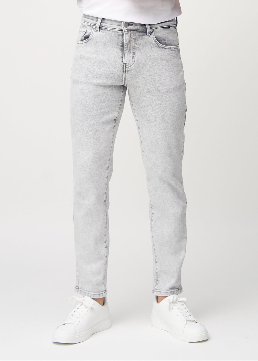 Lys grå denim regular jeans, modellnavn Ashes, som går rett ned langs benet, sett forfra.