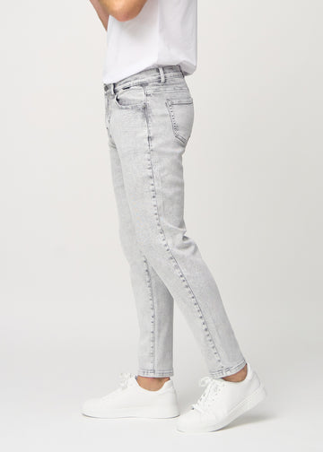 Lys grå denim regular jeans sett fra siden på modell.