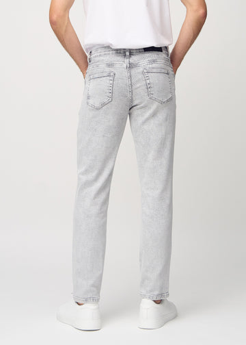 Lys grå denim regular jeans sett bakfra, slik at man kan se hele produktet.