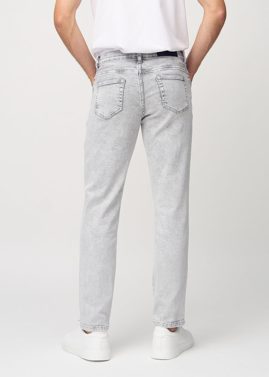 Lys grå denim regular jeans sett bakfra, slik at man kan se hele produktet.