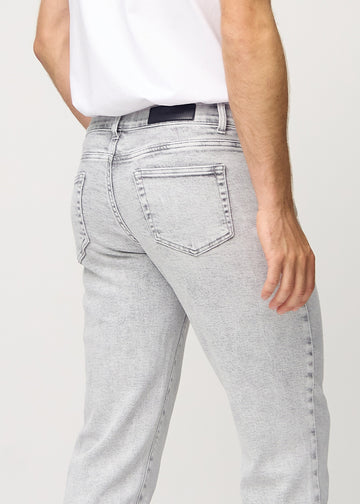 Lys grå denim regular jeans sett bakfra på nært hold for å vise detaljer.
