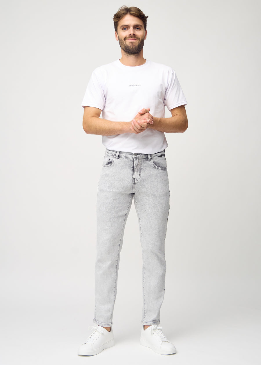 Fullt bilde av modell i lys grå denim regular jeans.