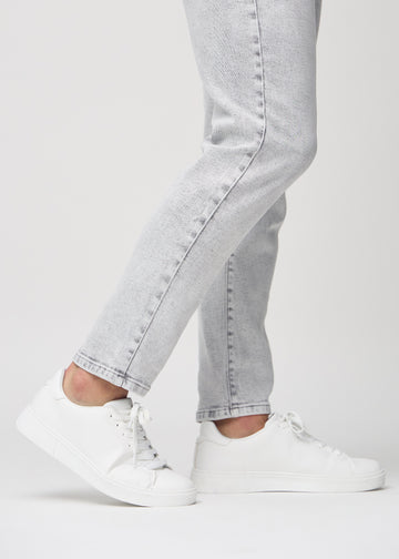 Anklene på en modell, slik at man kan se hvor løst jeansene sitter.
