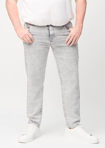 Lys grå denim regular jeans, modellnavn Ashes, som går rett ned langs benet på en plus-size-modell, sett forfra.