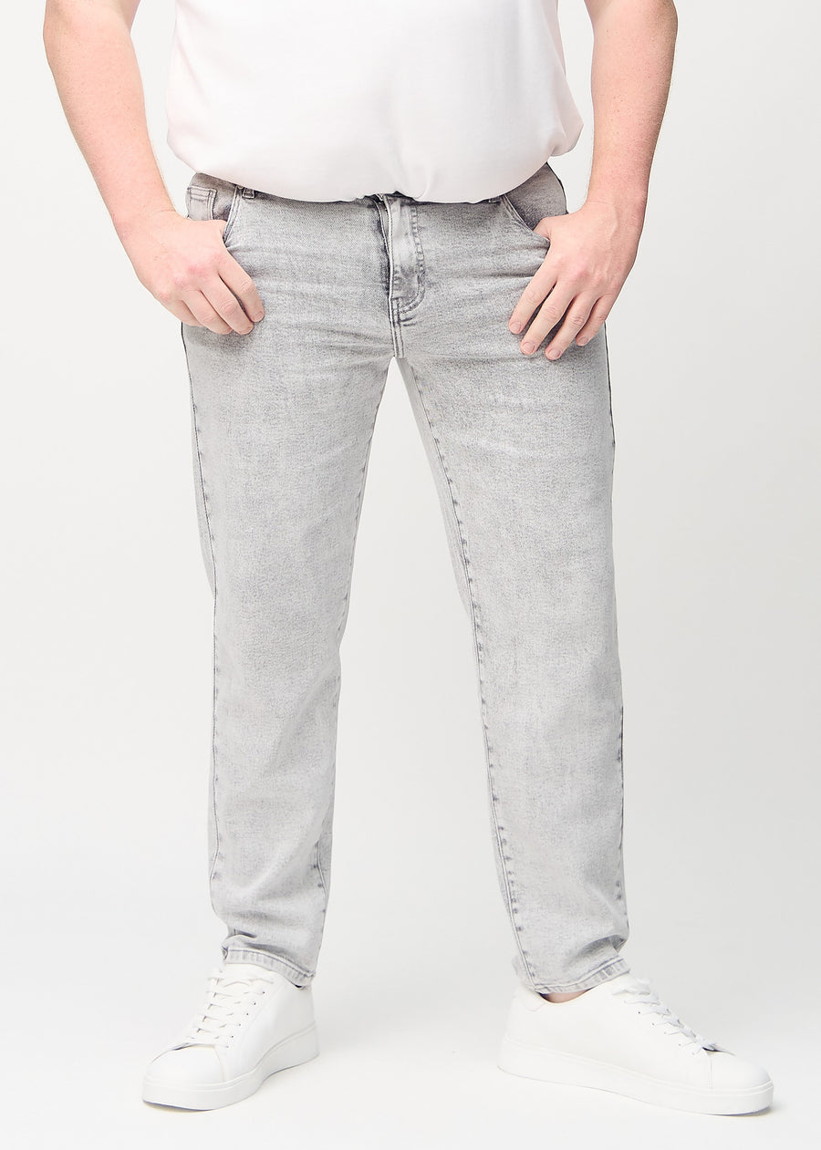 Lys grå denim regular jeans, modellnavn Ashes, som går rett ned langs benet på en plus-size-modell, sett forfra.