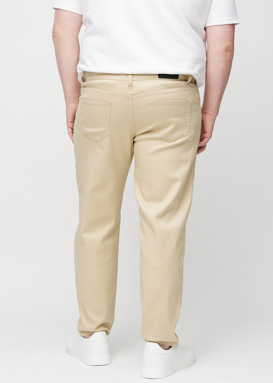 Beige regular jeans sett bakfra på en plus-size-modell, slik at man kan se hele produktet.