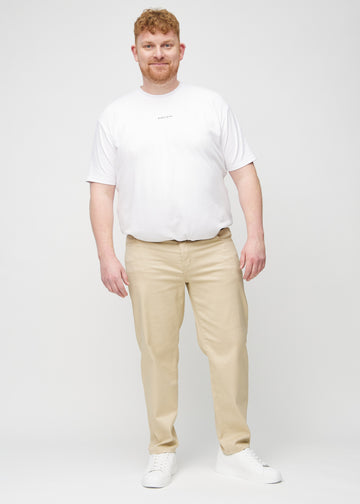 Fullt bilde av en plus-size-modell i beige regular jeans.