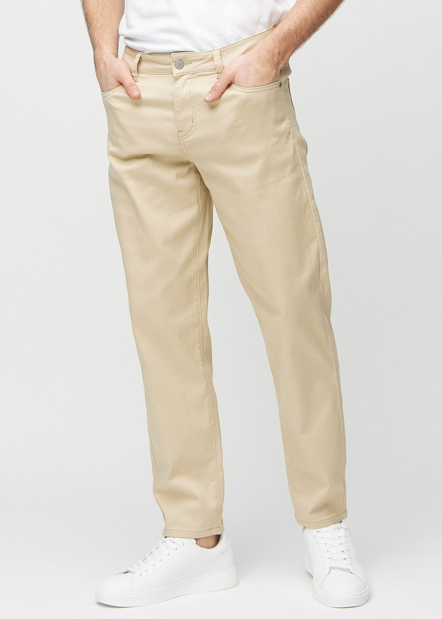 Beige regular jeans, modellnavn Gazelles, som går rett ned langs benet, sett forfra.