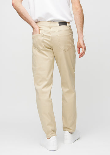 Beige regular jeans sett bakfra, slik at man kan se hele produktet.