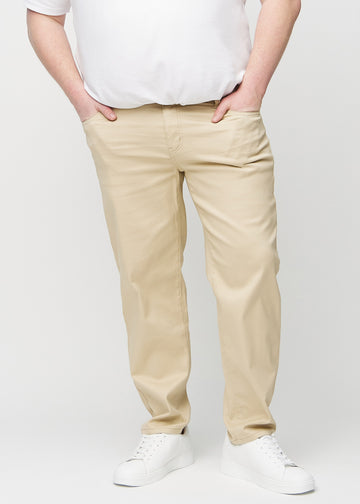 Beige regular jeans, modellnavn Gazelles, som går rett ned langs benet på en plus-size-modell, sett forfra.