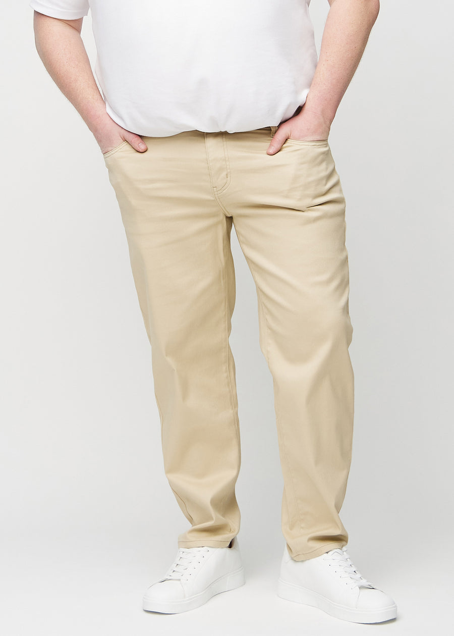 Beige regular jeans, modellnavn Gazelles, som går rett ned langs benet på en plus-size-modell, sett forfra.