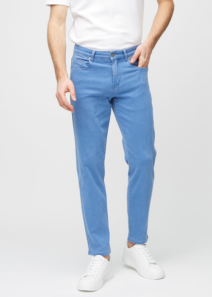 Blå regular jeans, modellnavn Geraniums, som går rett ned langs benet, sett forfra.