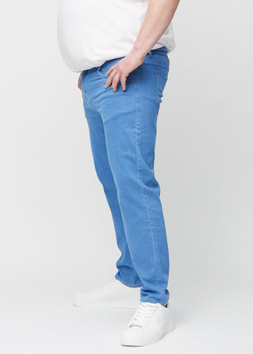 Blå regular jeans sett fra siden på en plus-size-modell.