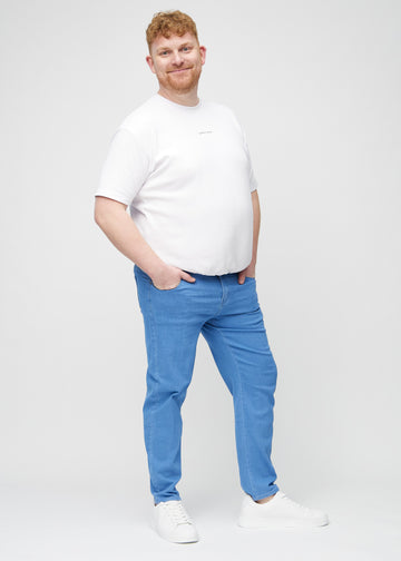 Fullt bilde av en plus-size-modell i blå regular jeans.