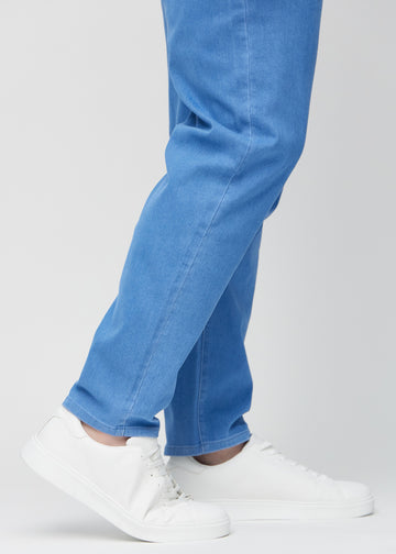 Anklene på en plus-size-modell, slik at man kan se hvor løst jeansene sitter.