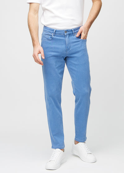 Blå regular jeans, modellnavn Geraniums, som går rett ned langs benet, sett forfra.