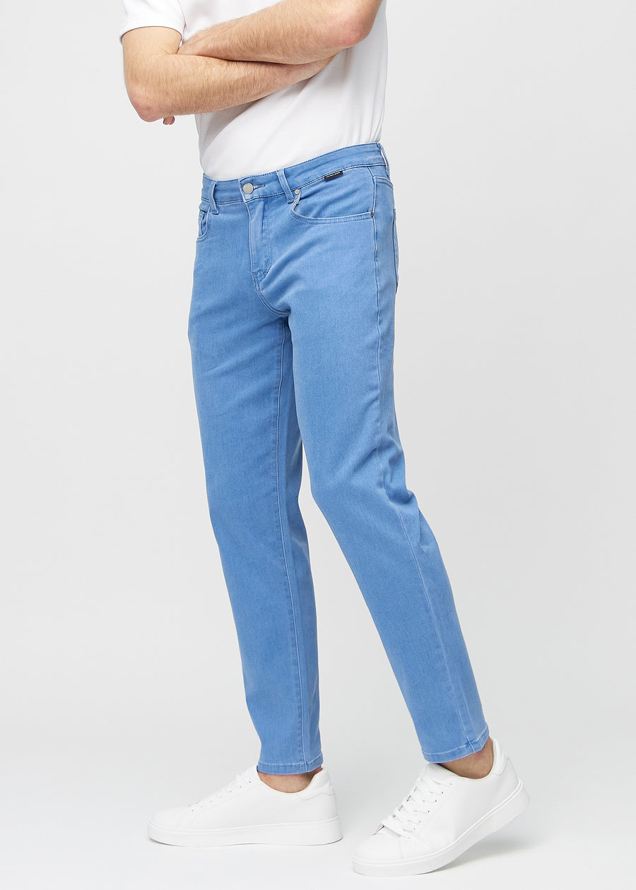 Blå regular jeans sett fra siden på modell.