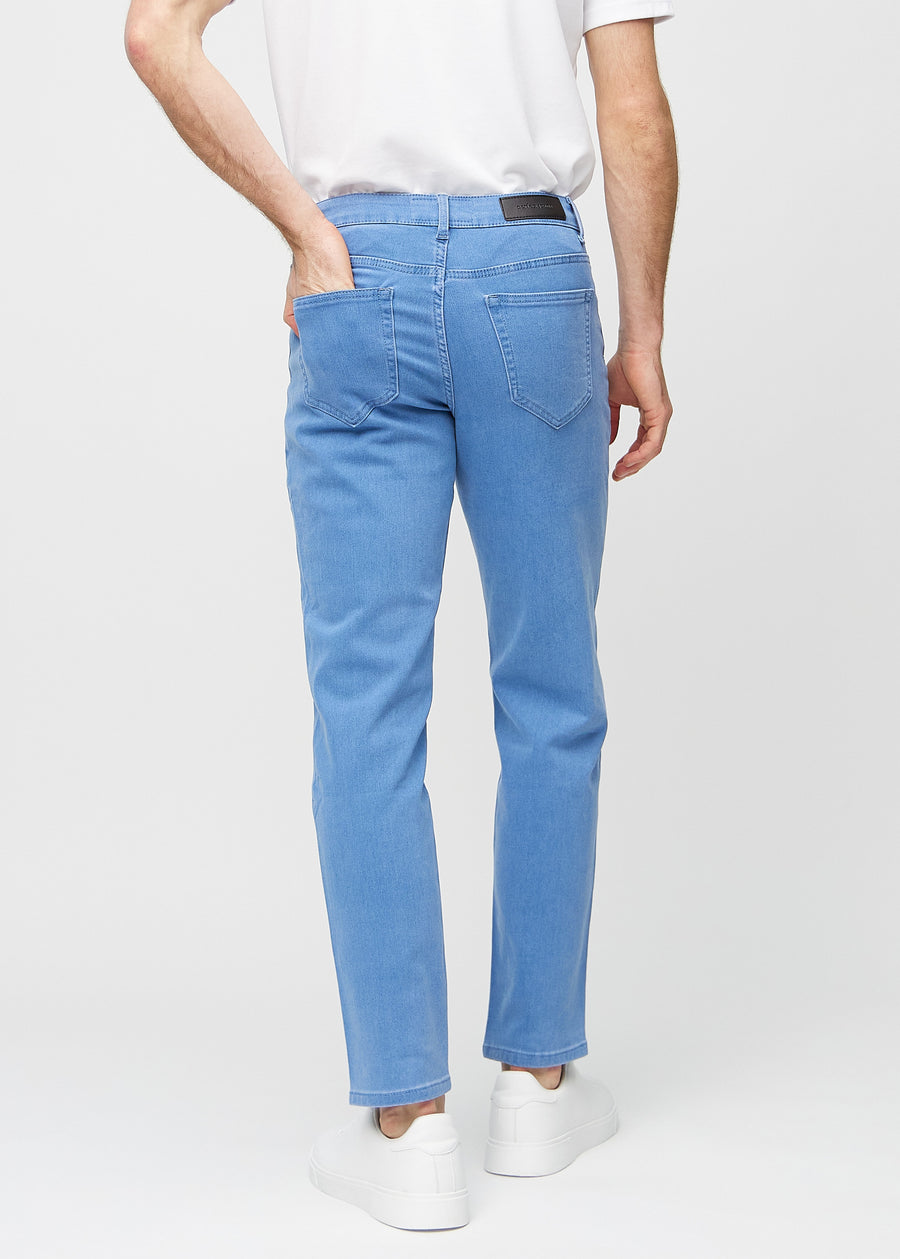 Blå regular jeans sett bakfra, slik at man kan se hele produktet.